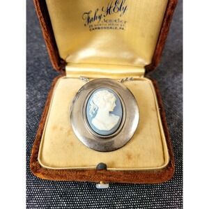 Vintage 70s Blue White Cameo Pendant Necklace Silver Tone Resin Victorian‎